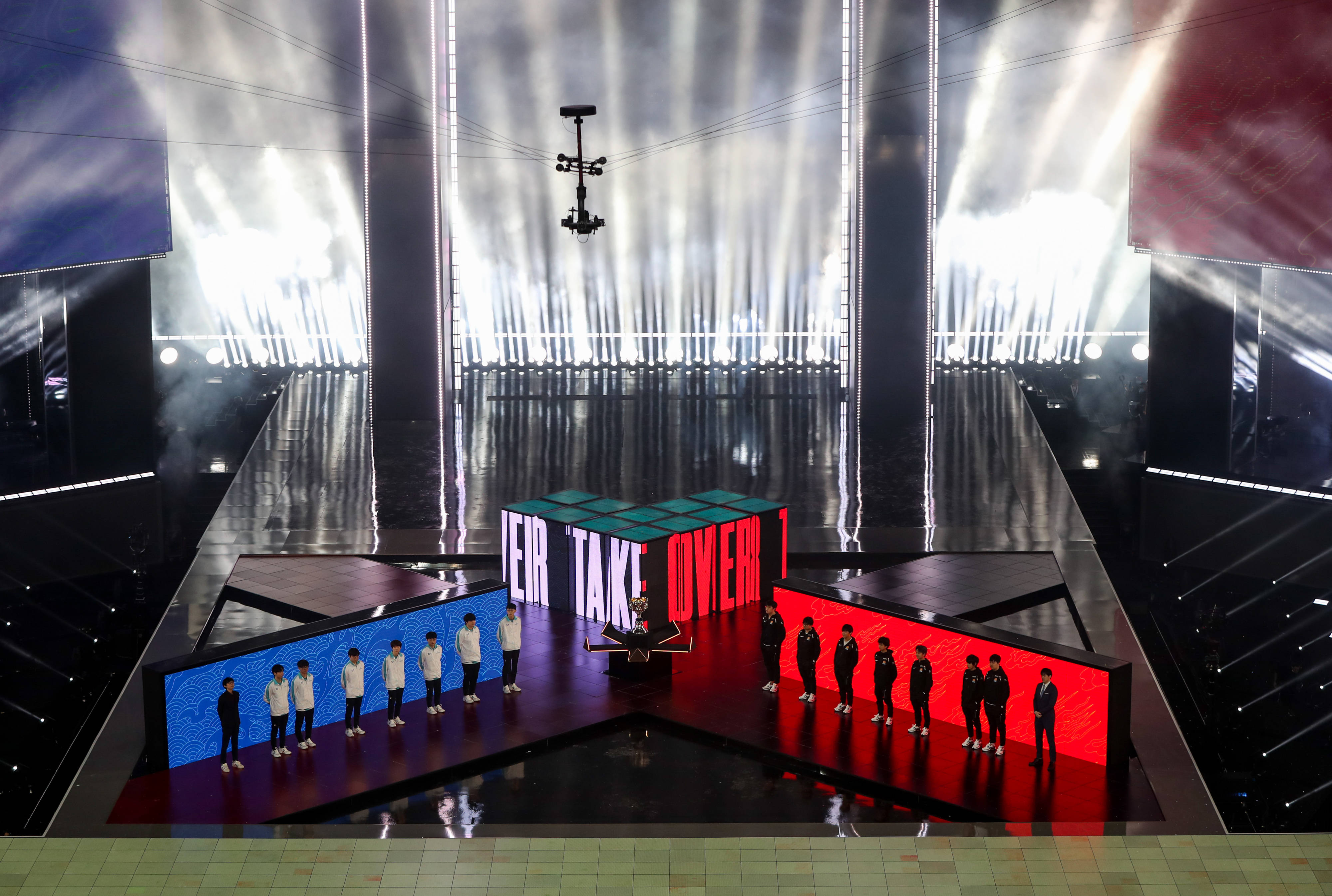 场面火爆!英雄联盟观众席沸腾不已 场面火爆!英雄联盟观众席沸腾不已