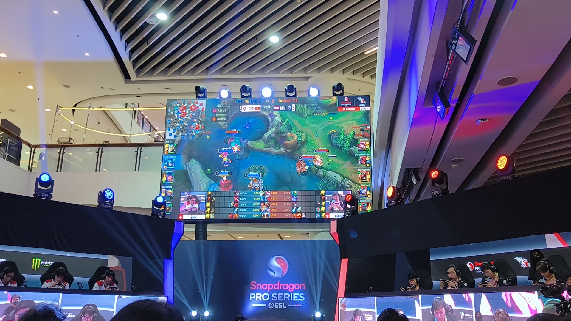 场面火爆!英雄联盟观众席沸腾不已 场面火爆!英雄联盟观众席沸腾不已