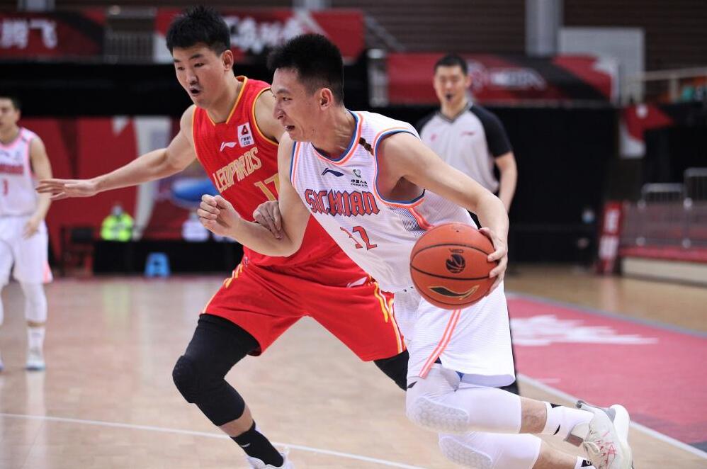 四川队力克江苏队，布克扛起全队