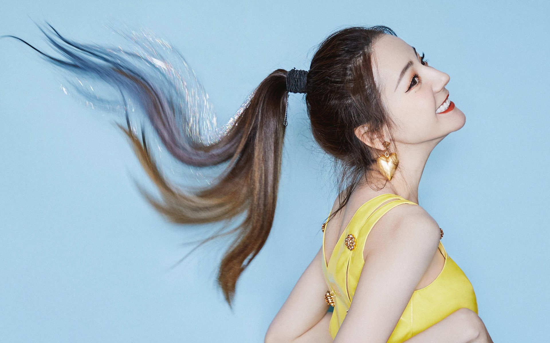 绿茵场上的团队交响，与羽毛球场上的个人独奏，体育之美，何以动人？