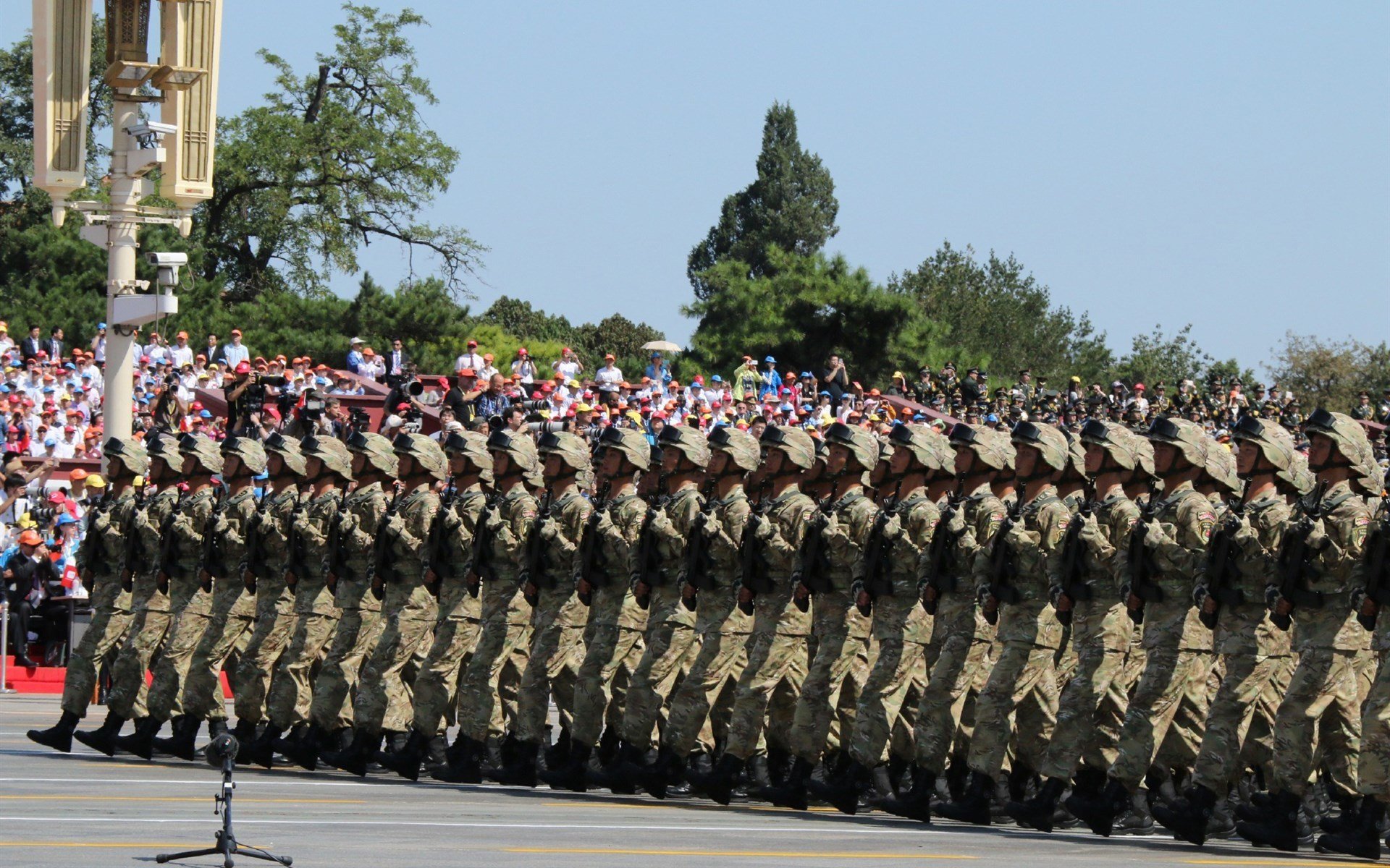 友谊赛激荡墨西哥城，曼联踏平高原主场，斯通斯闪耀与染红的争议焦点