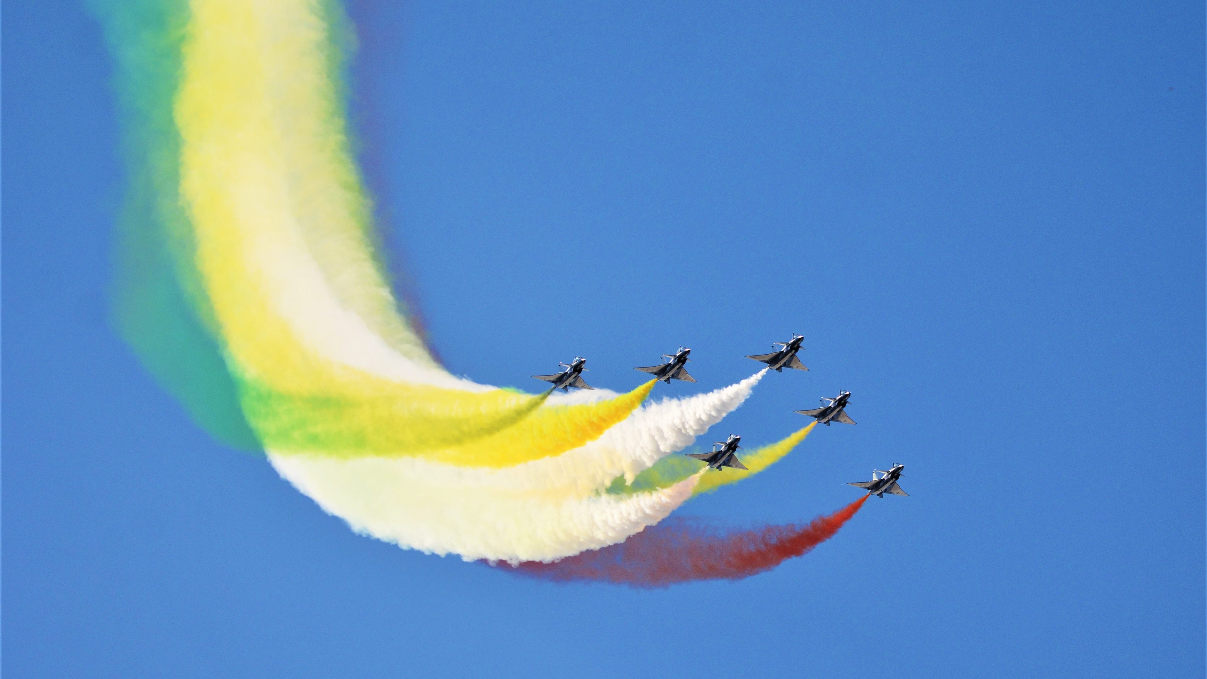 墙与山的寓言，当摩纳哥的山映照马德里的墙